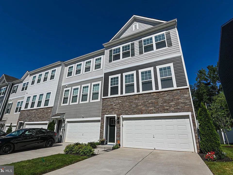 2047 Hinshaw Dr