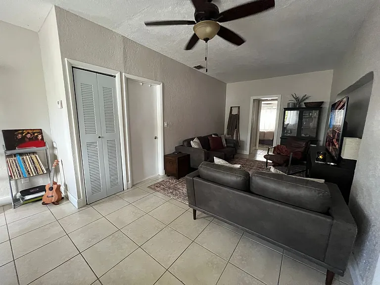 2040 NE 183rd St — Photo 5