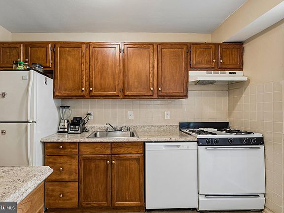 4th image of 2410 Sun Valley Cir #6