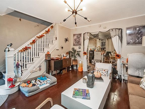 4th image of 1016 1/2 Spring Garden St