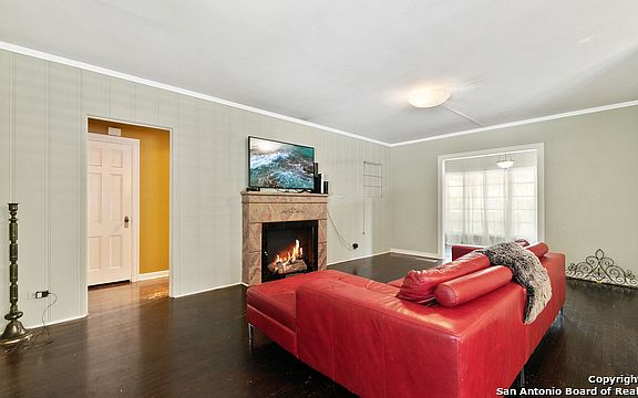 3rd image of 410 W Lynwood Ave