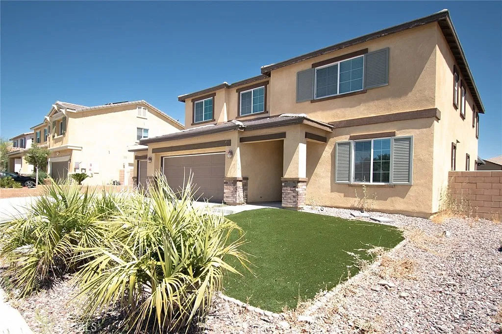 4 bed, 2.5 bath, 2705 sqft, $2,960 — Photo 2