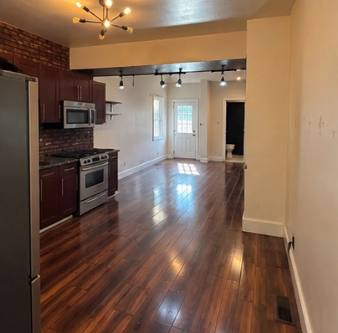 3 bed, 1.5 bath, 1341 sqft, $2,700 — Photo 4