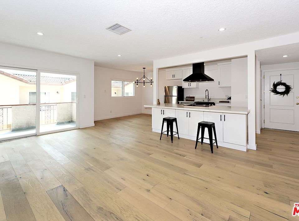 1st image of 526 E Queen St Unit 6