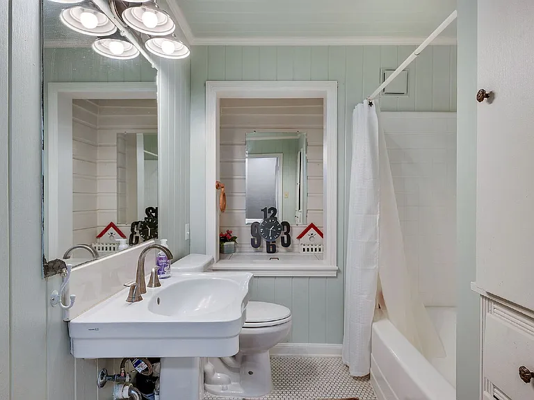 1030 Walton Dr — Photo 7