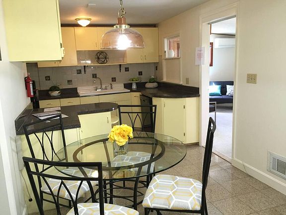 Kitchen with eat-in-area