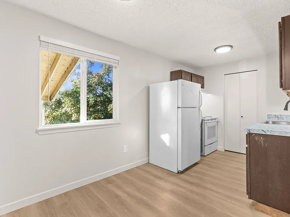 Charbern Apts - In The Heart of Milwaukie Oregon