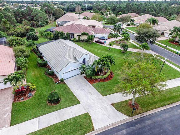 4th image of 581 SW Lake Charles Cir