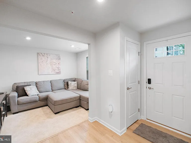 52 Caswell Dr — Photo 2