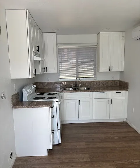 12392 Tuscola St — Photo 2