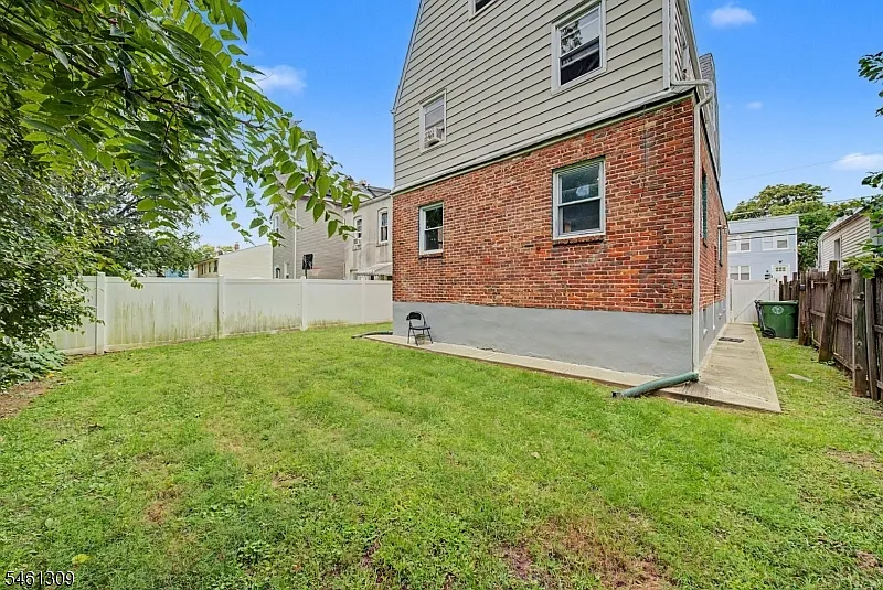 3 bed, 1.0 bath, $2,500 — Photo 3