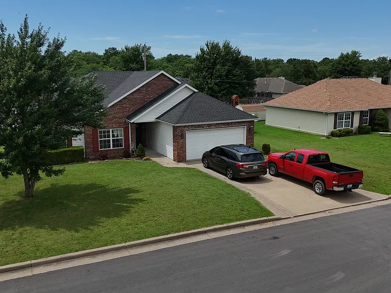 1624 Brewster Ln — Photo 1