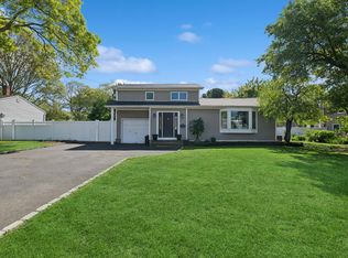 979 Manor Ln, Bay Shore, NY 11706