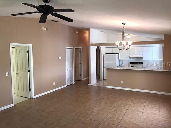 4th image of 8010 N Packwood Ave