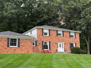 5540 Bostall Woods Dr, Rochester, MI 48306
