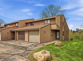 827 Stone Ridge Pl, Dubuque, IA 52001