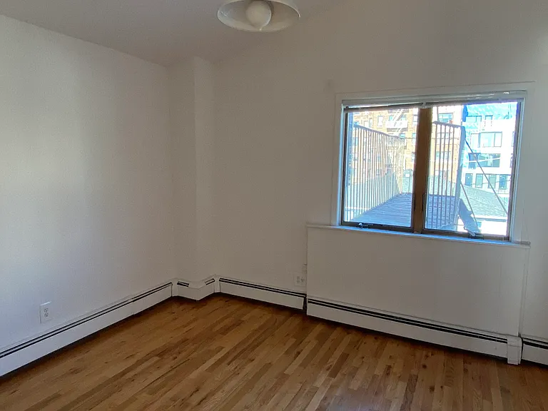 152 Beach 118 St #5 — Photo 4