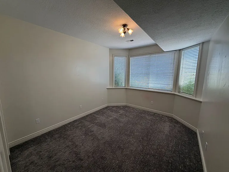 1835 N Beechwood Dr — Photo 37