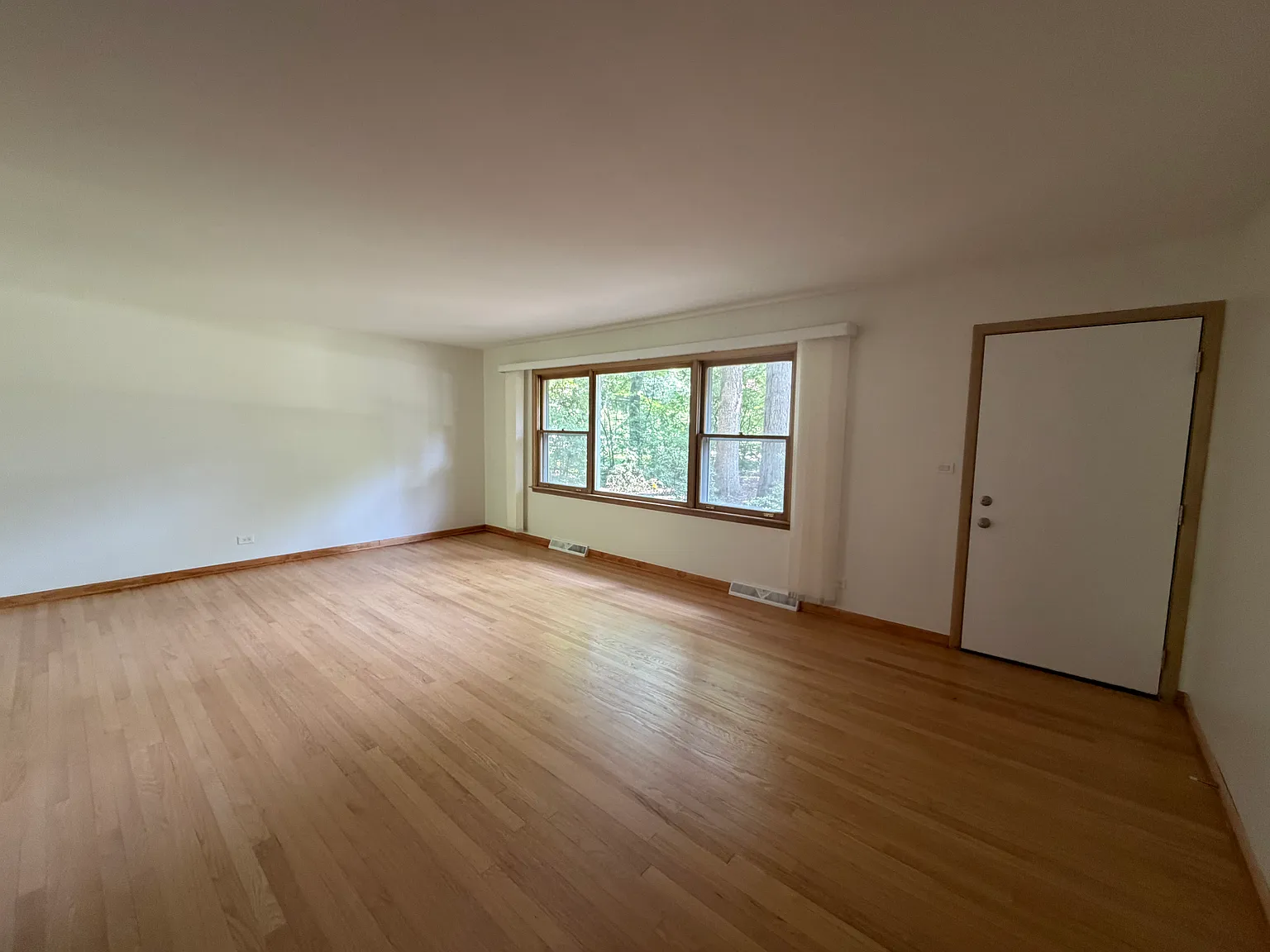 3 bed, 2.5 bath, 1800 sqft, $3,600 — Photo 2