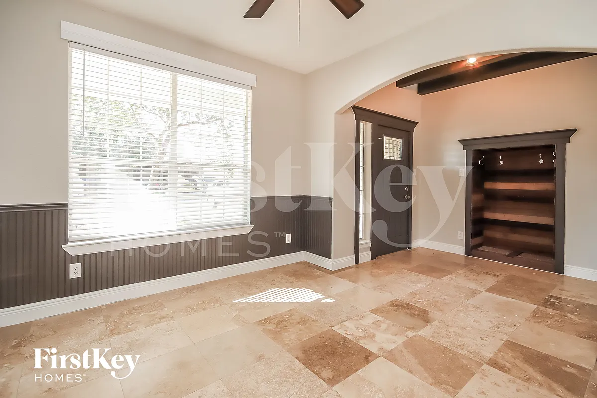 Building Photo - 8306 White Willow Ln