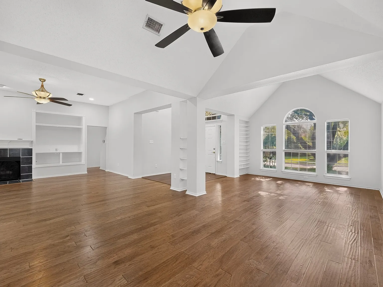 4 bed, 2293 sqft, $3,200 — Photo 3