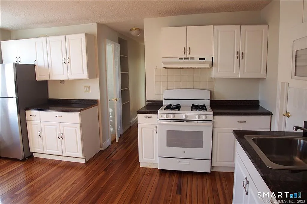 4 bed, 1.0 bath, 1000 sqft, $1,850 — Photo 4