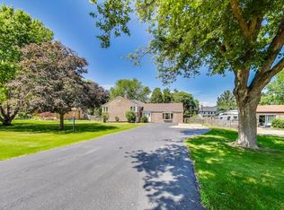 100 W Willow Rd, Prospect Heights, IL 60070