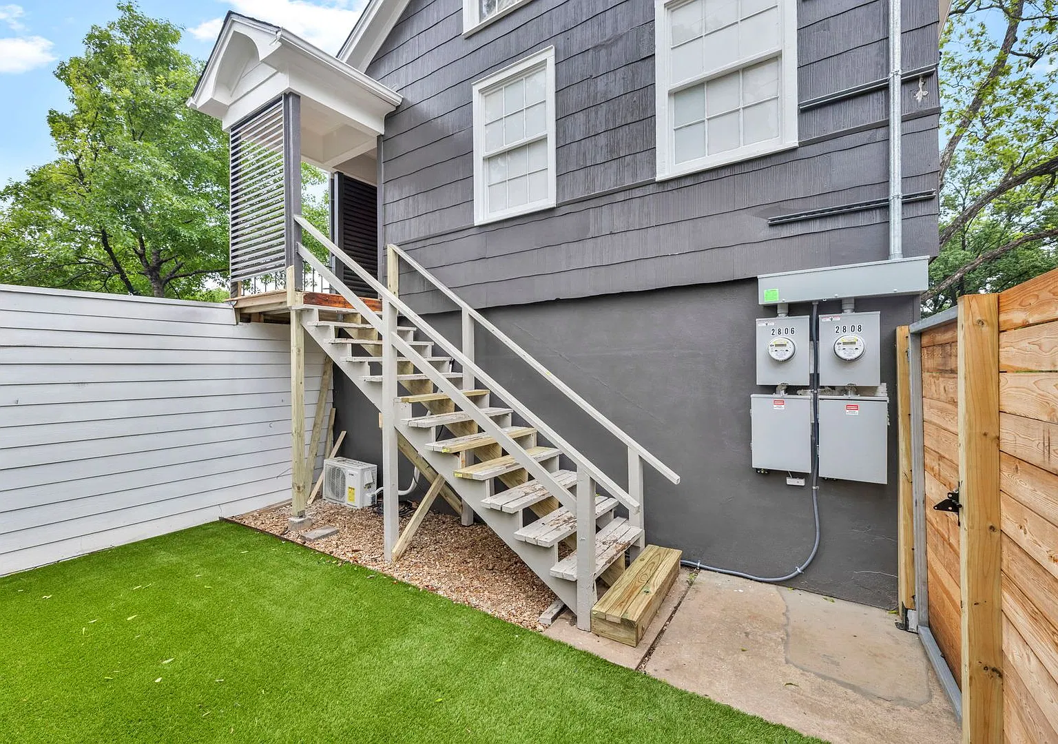 2806 Jefferson — Photo 3
