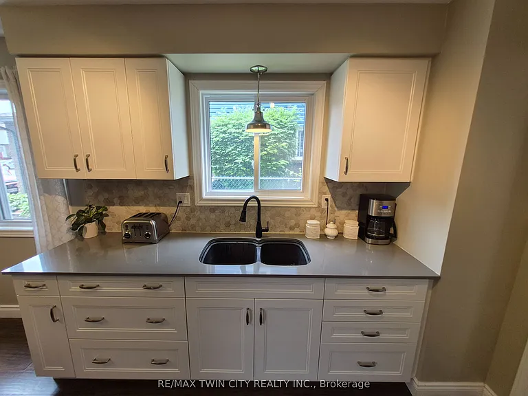 384 Pioneer Dr — Photo 4