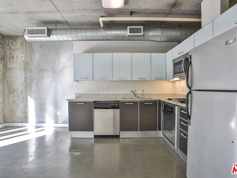 645 W 9th St #201 — Photo 20