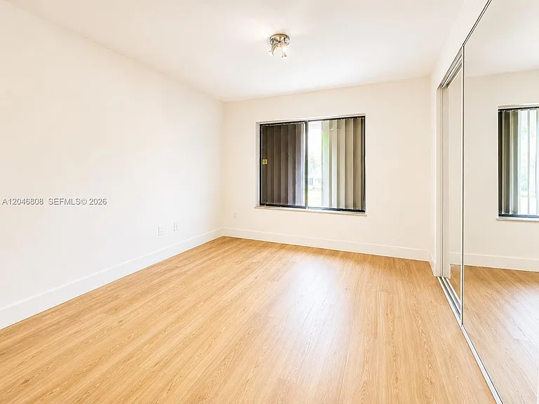 925 NE 207th Ter — Photo 15