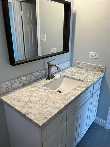 1028 Kingsway Dr W — Photo 11