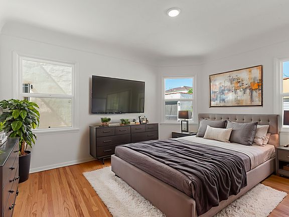 2nd image of 524 N Genesee Ave #524