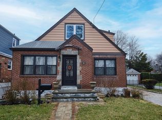 119 Locust St, Floral Park, NY 11001
