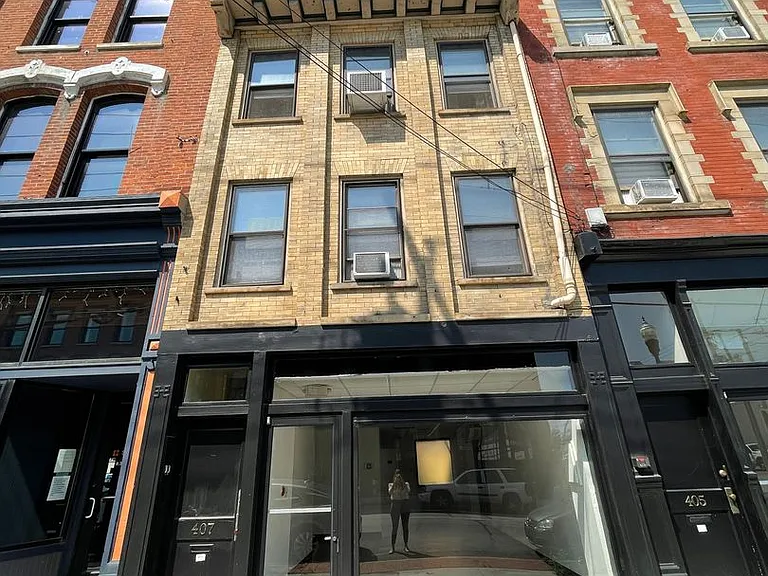 405-407 W Scott St — Photo 1
