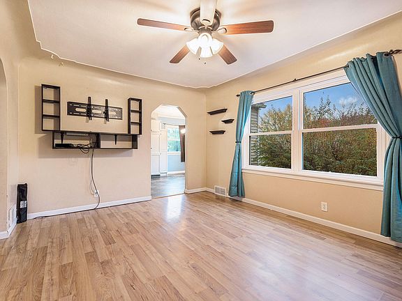 3rd image of 536 Cloverdale Ave NW