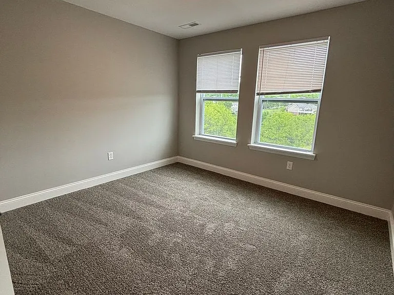 70 Hawthorne Dr — Photo 15