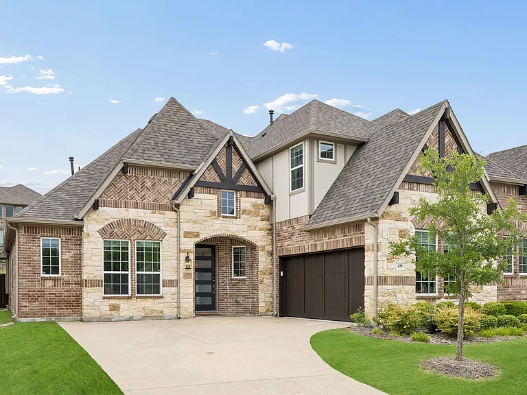 439 Montrose Dr — Photo 1