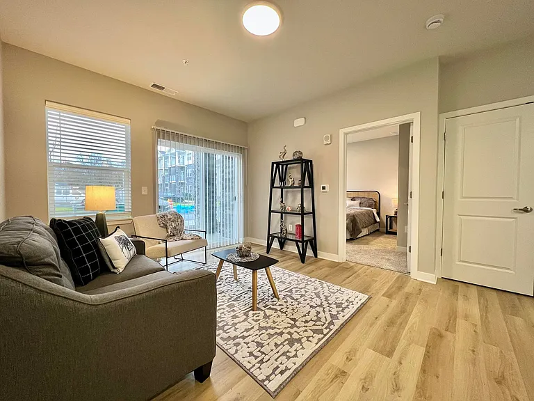Water's Edge Apartments — Photo 31