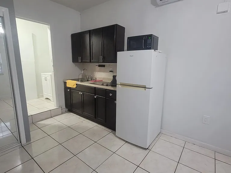 970 E 5th St #1 — Photo 3