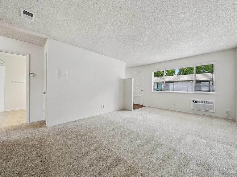200 Hollis Ave — Photo 11