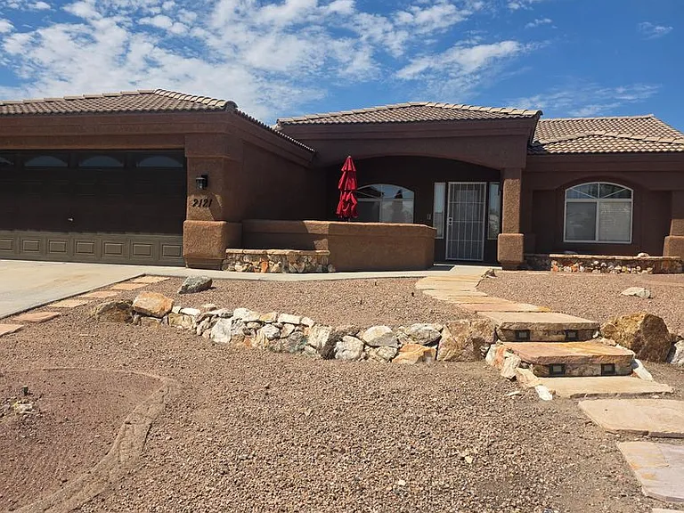 2121 E Desert Lakes Dr — Photo 2