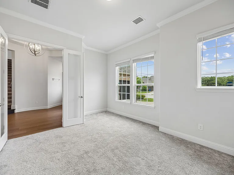 439 Montrose Dr — Photo 20