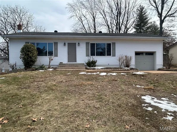 390 Highway Dr, Saint Clair, MO 63077