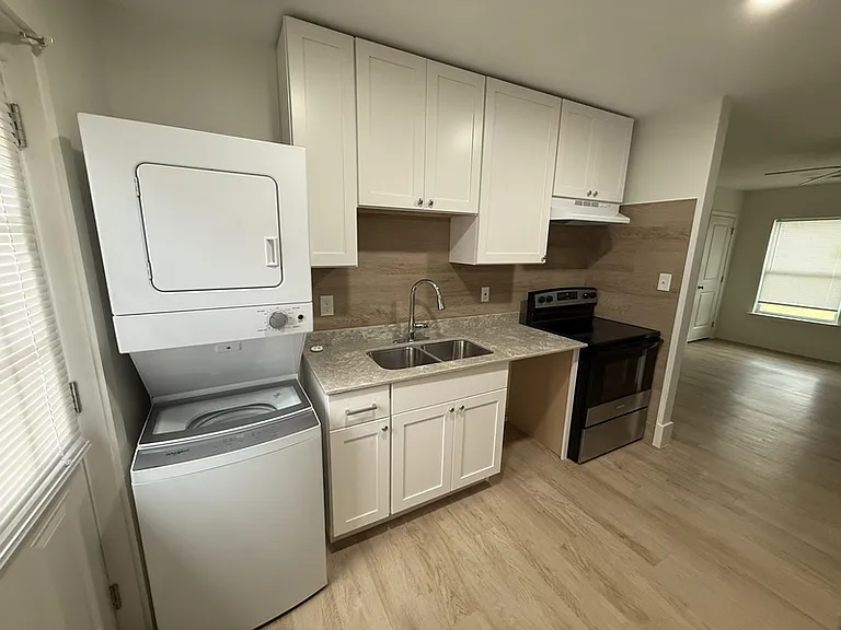 940 N Hollywood St — Photo 4