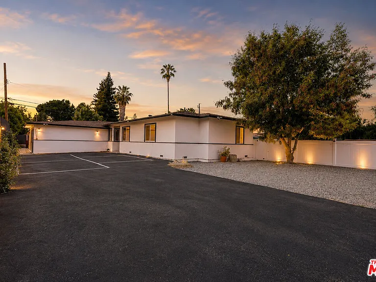 6033 Fallbrook Ave — Photo 3