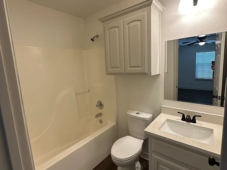 809 Sabine St — Photo 8
