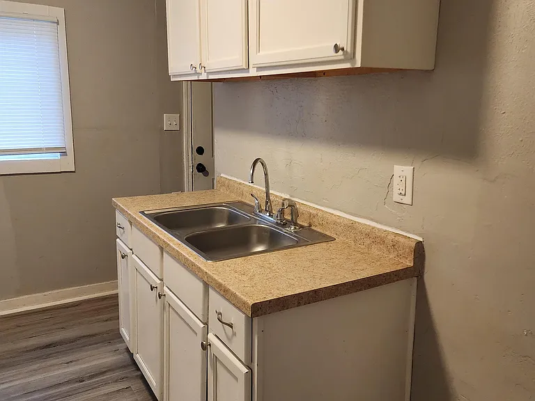 1609 N Olive St — Photo 14