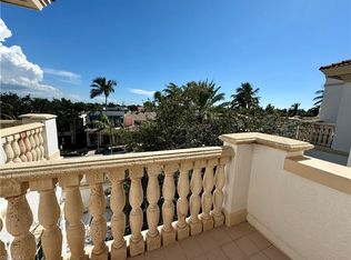 365 5th Ave S APT 303, Naples, FL 34102