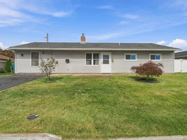 168 Farmbrook Dr, Levittown, PA 19055